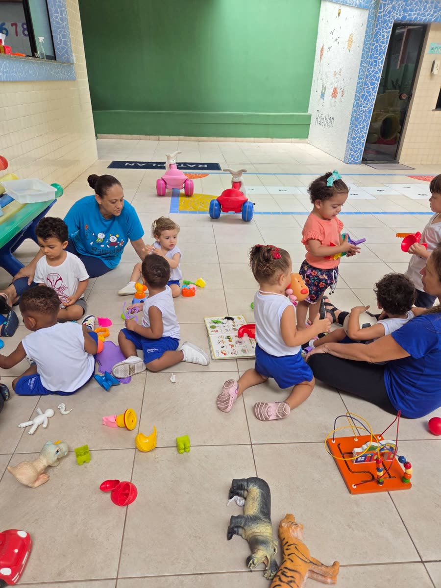 Crianças brincando com brinquedos coloridos no pátio