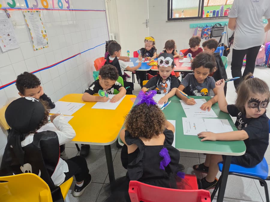 Crianças fantasiadas fazendo atividade de inglês