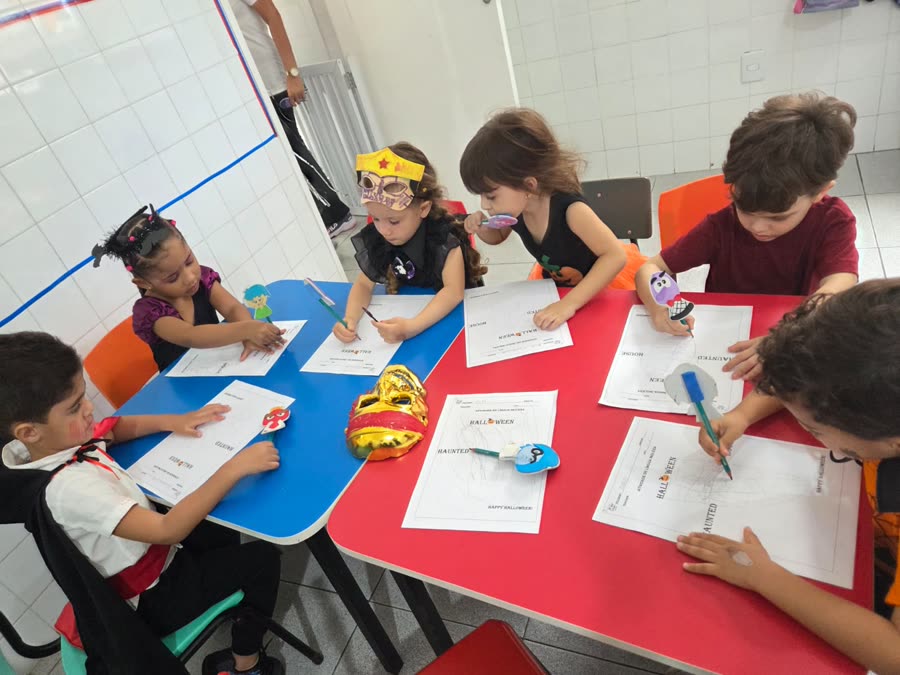Crianças fantasiadas de Halloween em atividade de inglês