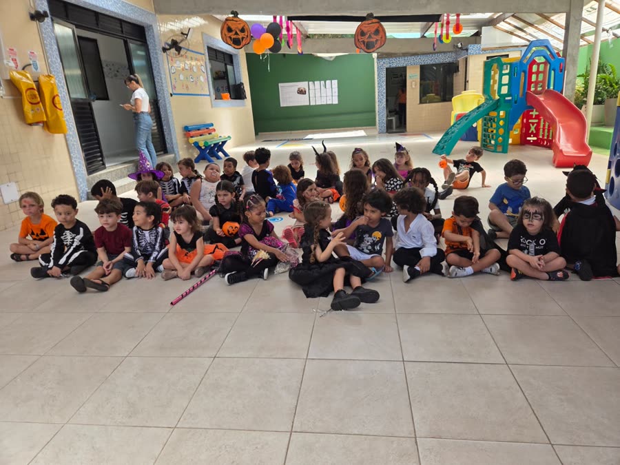 Turma reunida fantasiada para o Halloween no pátio